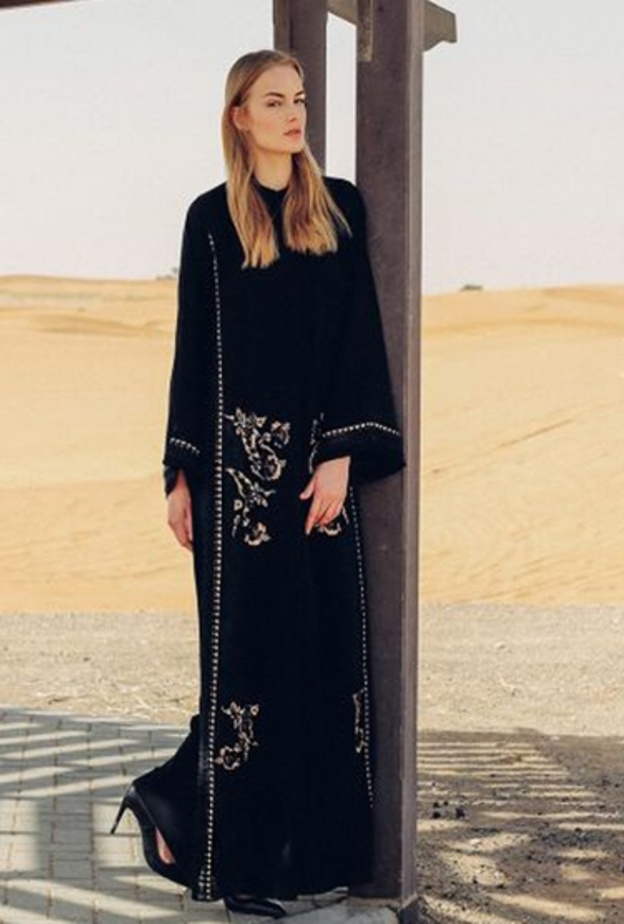 عبايات انيقة بصيحة المونكروم 