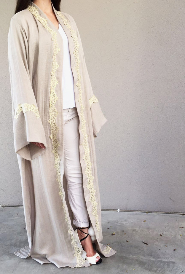 عباية بيج مطرزة بالذهبي من Qabeela