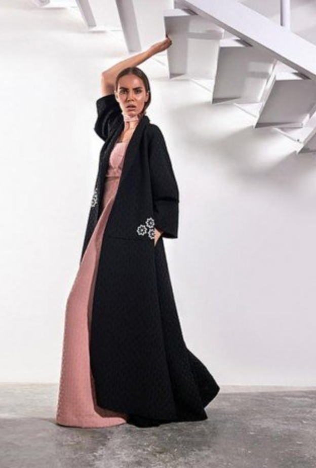 عباية عصرية بلمسات أنثوية أنيقة