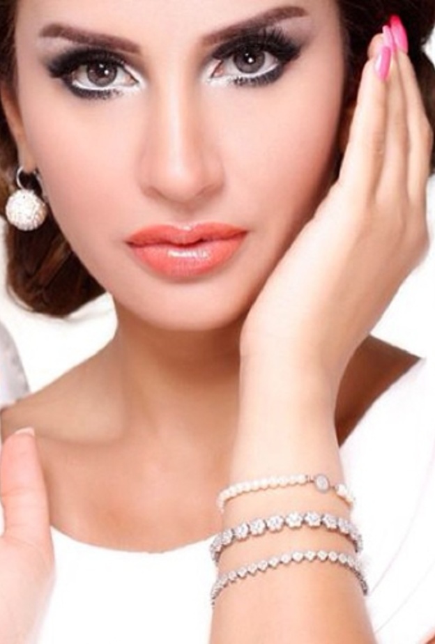 تتميز عبير الياسين بعنايتها الدائمة لبشرتها 