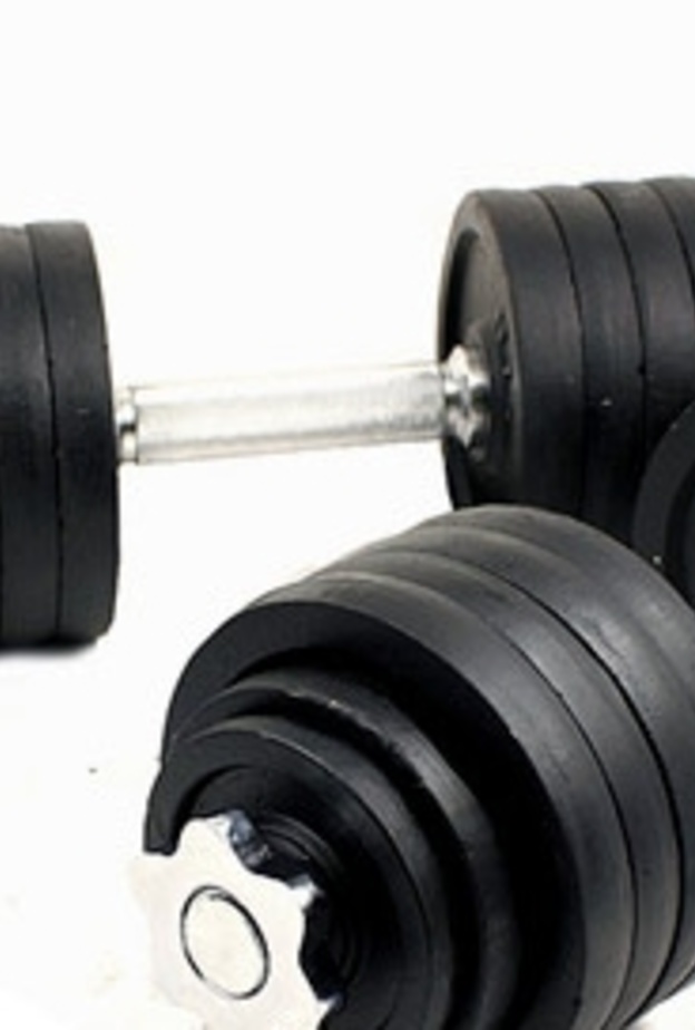 عجوز تحمل 100 كلغ في رفع الأثقال