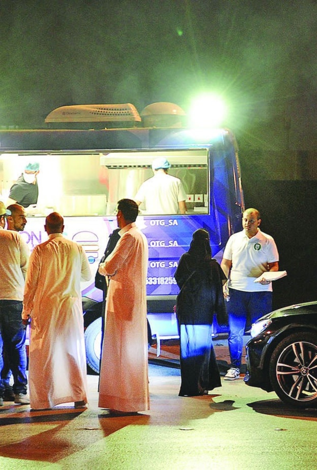 عربات الاطعمة تجد اقبال واسع في السعودية 