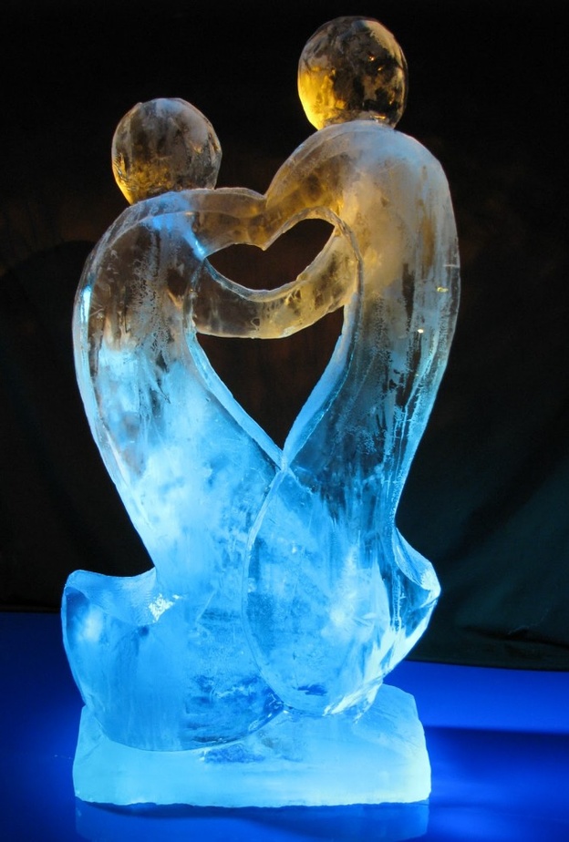  عرسان يشكلانن صورة قلب