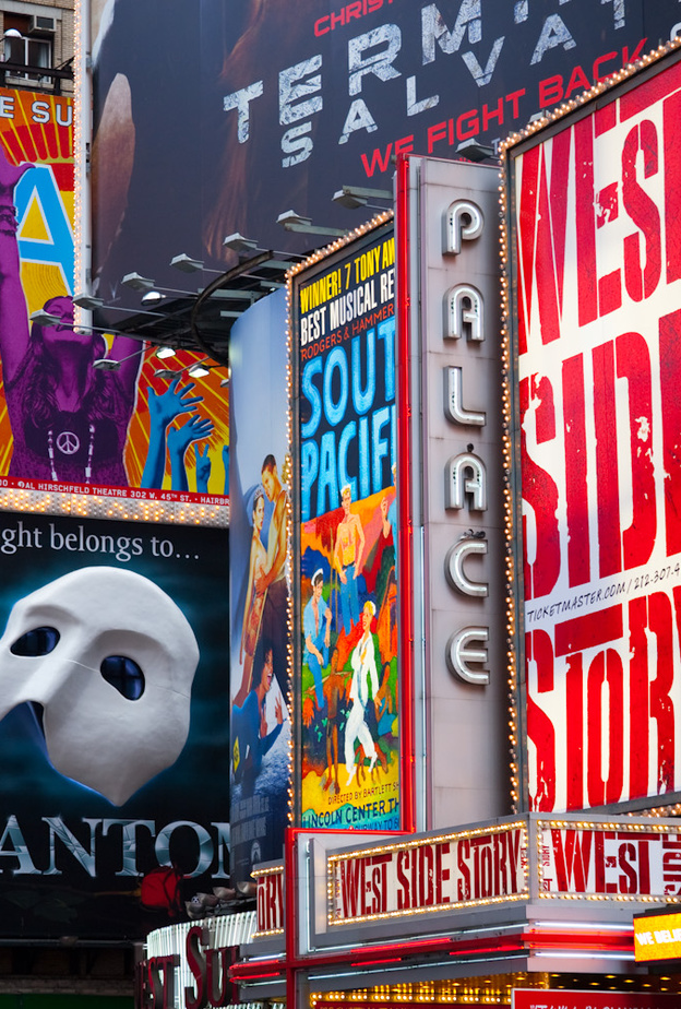 عروض مسرحية متنوعة في مسرح برودواي