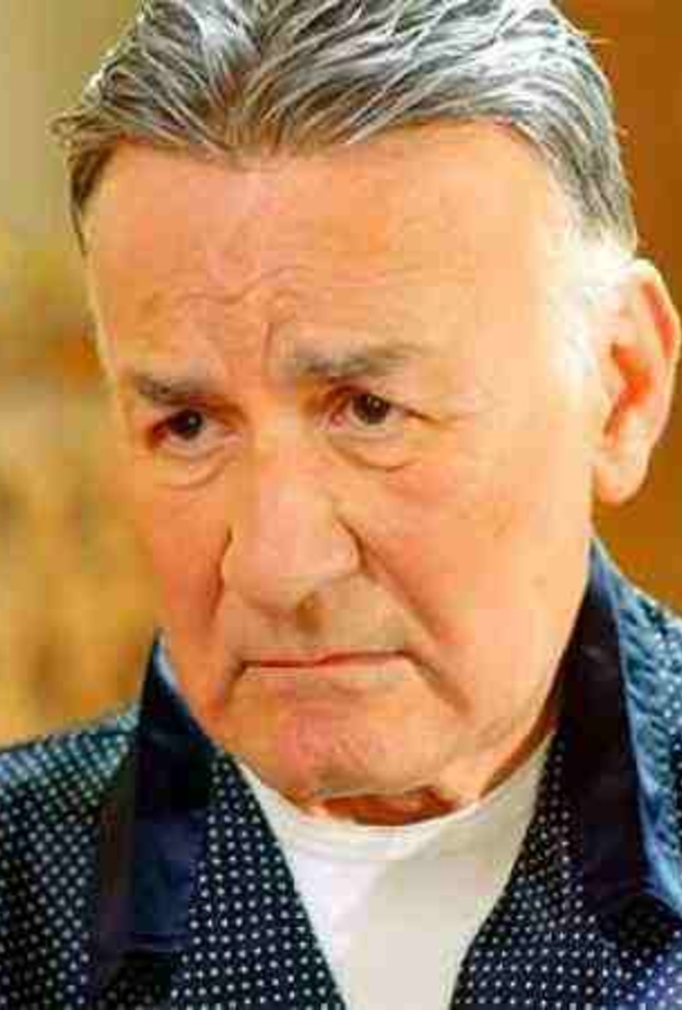 عزت أبو عوف يرفض الخروج من المستشفى