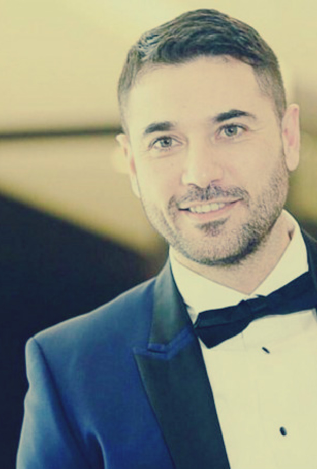 احمد عز يحقن وجهه بالبوتكس