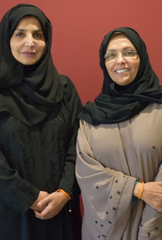 عفراء البسطي ومها المنيف خلال الزيارة