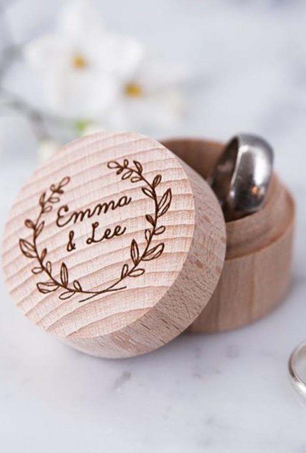 علبة من الخشب مزينة باسمي العروسين لخواتم الزفاف