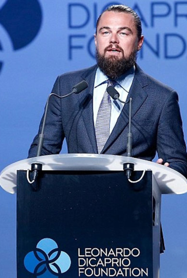 يصعد على متن اليخت