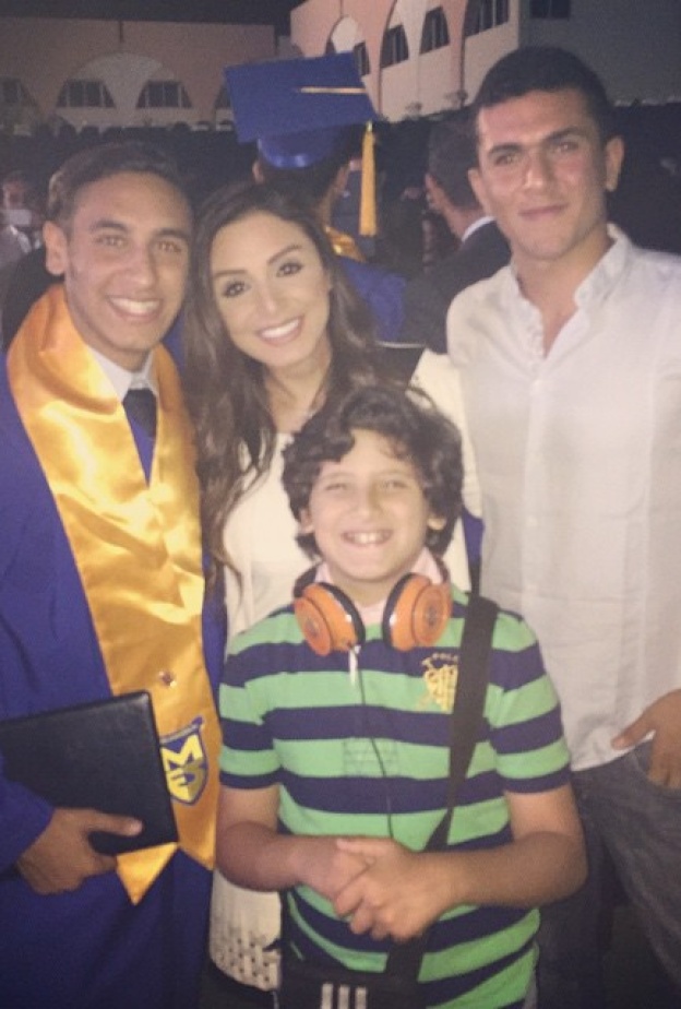 عمر ومروان وعبد الرحمن مع والدتهم أنغام