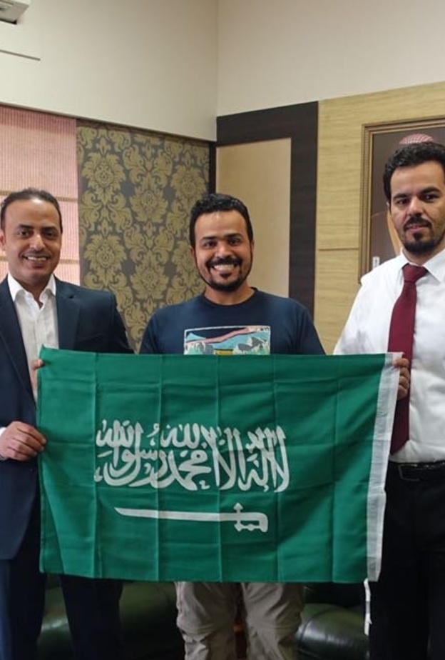 عمر يحضى بدعم السفارات السعودية 