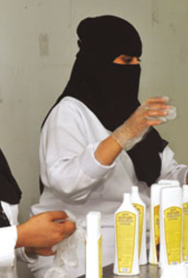 عمل السعوديات في المصانع