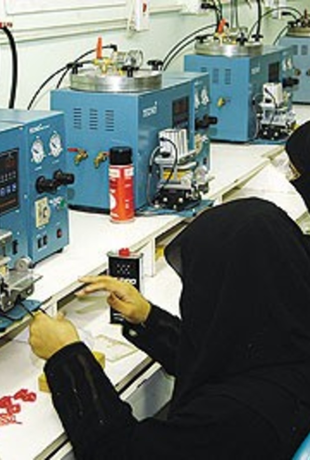 عمل السعوديات في المصانع