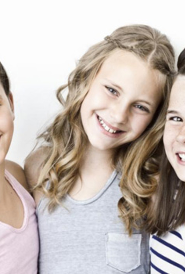 من الصعب جدا ان تتساوى قرابة الاصدقاء الثلاثة فيما بينهم