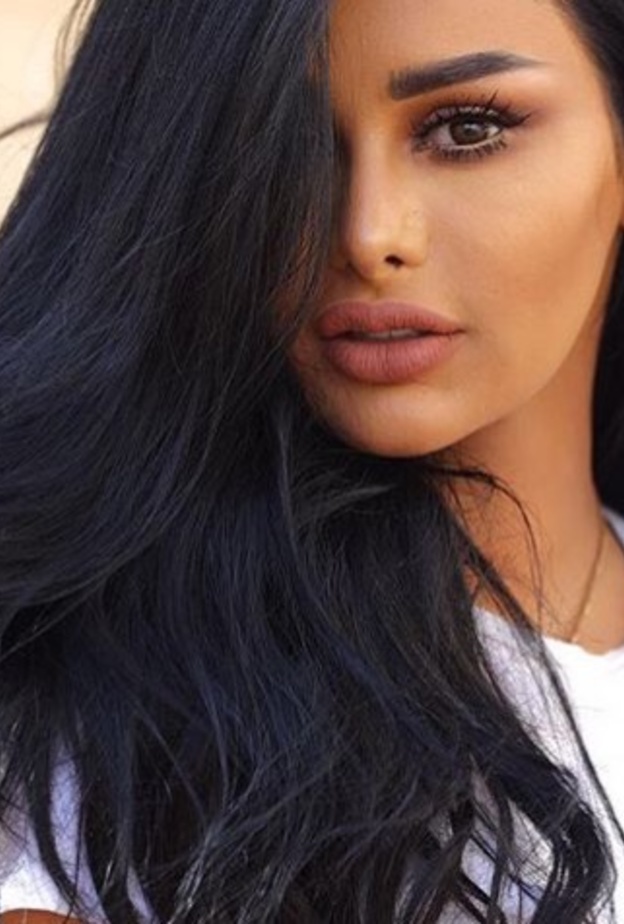 عهود تعتمد علي مزج الكنتور لابراز الملامح 