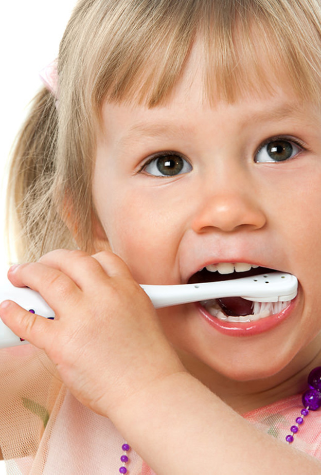 يبدأ تسوس اسنان الطفل ببقع بنية تتحول لسوداء مع الوقت 