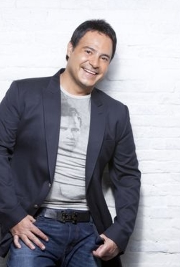 غالبا ماينسق عاصي الحلاني البليزر مع الجينز في اطلالاته الكاجوال