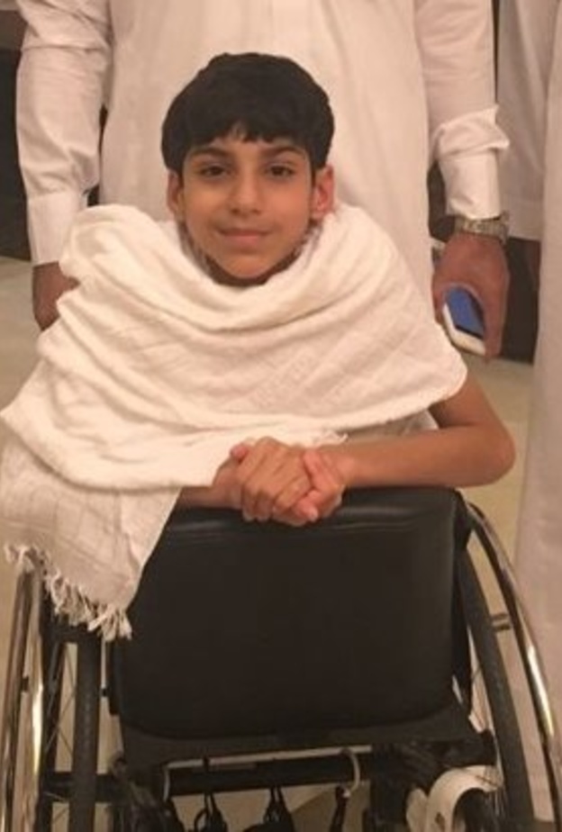 غانم المفتاح يحقق حلمه و يطوف حول الكعبة مشيا على يديه