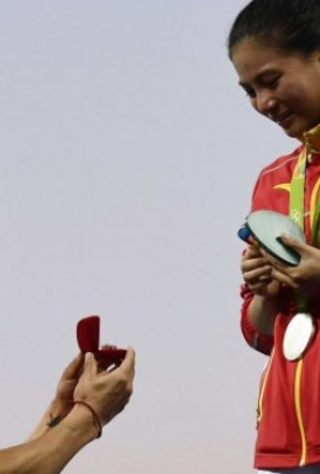 غطاس صيني يطلب يد متسابقة في الاولمبياد