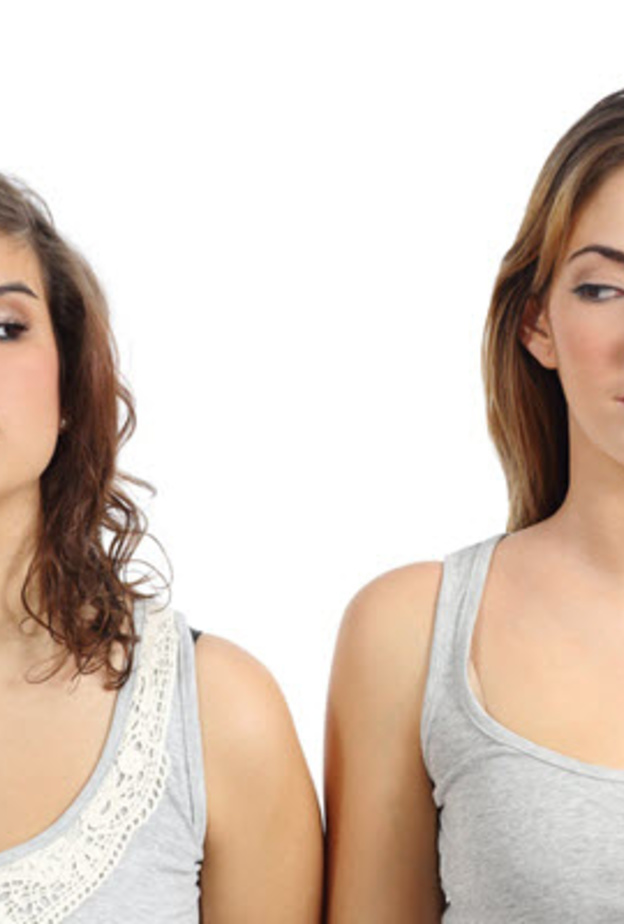 غيرة النساء من بعضهن سببها الهرمونات