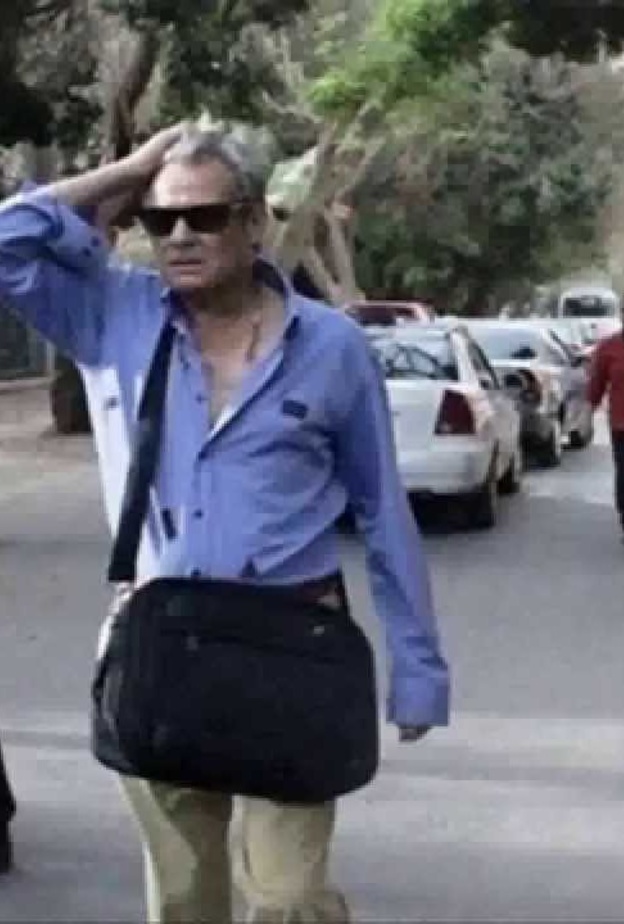 فاروق الفيشاوي حزينا بعد أن فقد ابنة أخيه