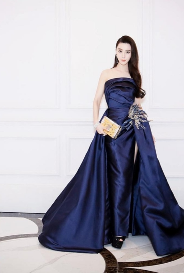 فان بينغبينغ في فستان فاخر من تصميم ايلي صعب