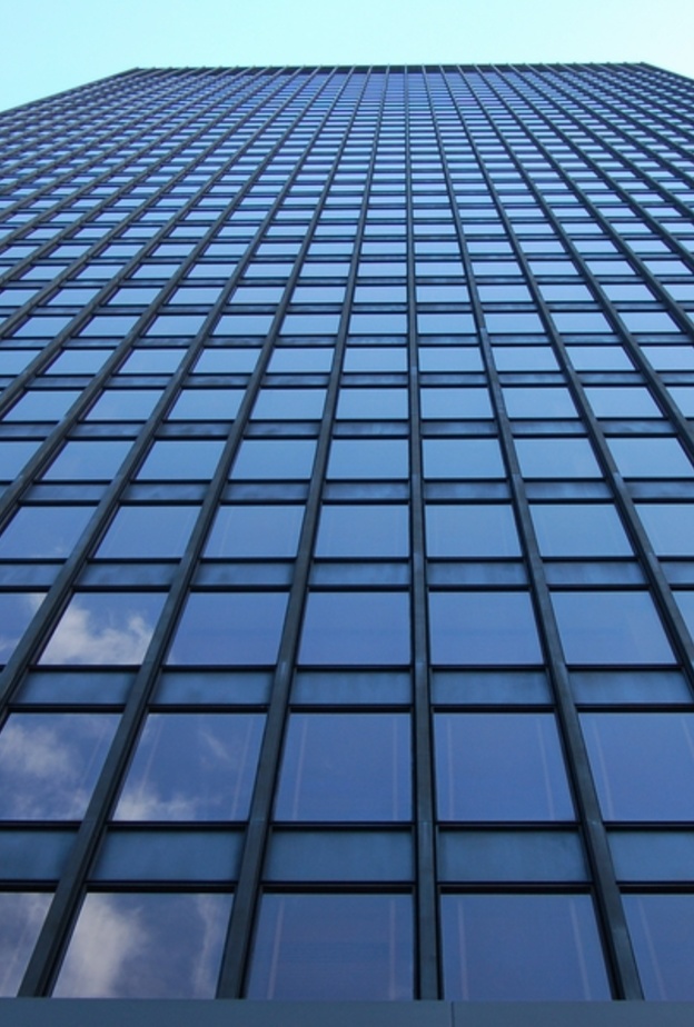 فتاة تسقط من الطابق الحادي عشر وتنجو بأعجوبة