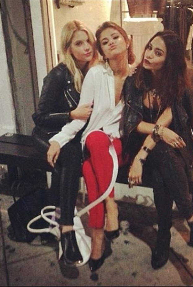  فتاتا ديزني سيلينا غوميز وفانيسا هودجينز