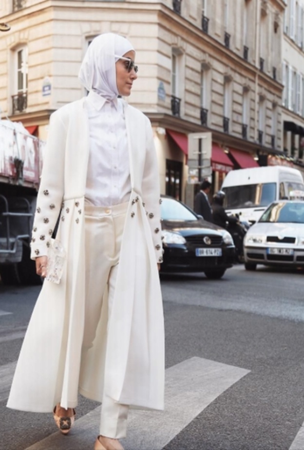 فخامة المحجبة بنان العلاونة بمعطف أبيض بقصّة فريدة وأنيقة مع شكّ بسيط وناعم