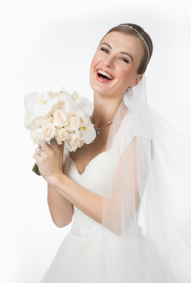 فرحة العروس بزفاف منظم