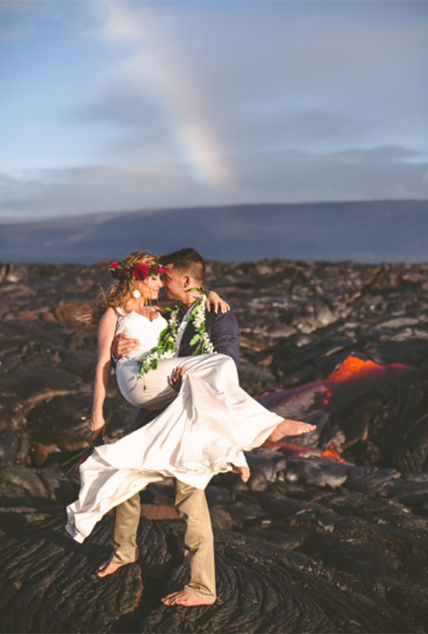 فرحة العريس بين الحمم البركانية