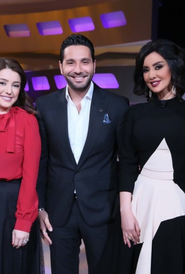  فريق عمل مسلسل العهد مع مقدمى البرنامج