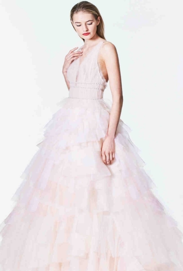 فساتين زفاف متعددة الطبقات من مجموعة كاورلينا هيريرا Carolina Herrera لخريف 2017