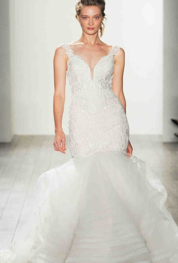 فساتين عرس انيقة من مجموعة لازارو Lazaro لخريف 2017.