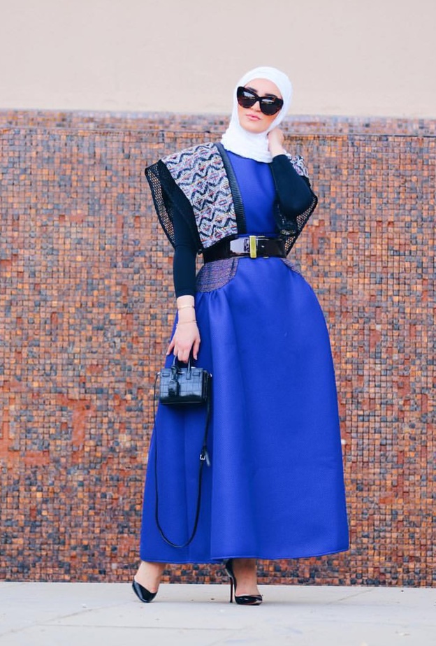 فساتين محجبات نيلية مع الحزام العريض من دلال الدوب