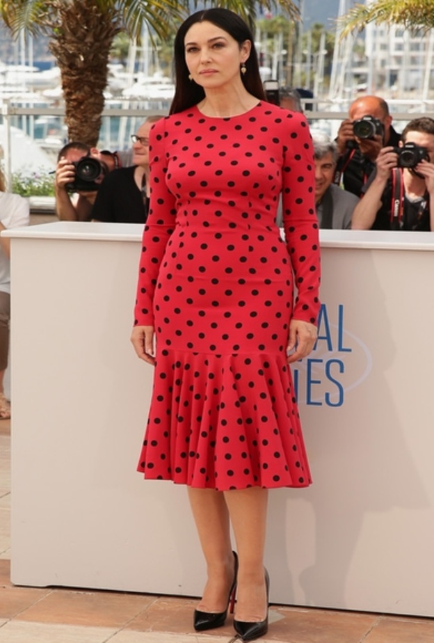 فستان أحمر أنيق منقّط بالأسود من دولتشي اند غابانا