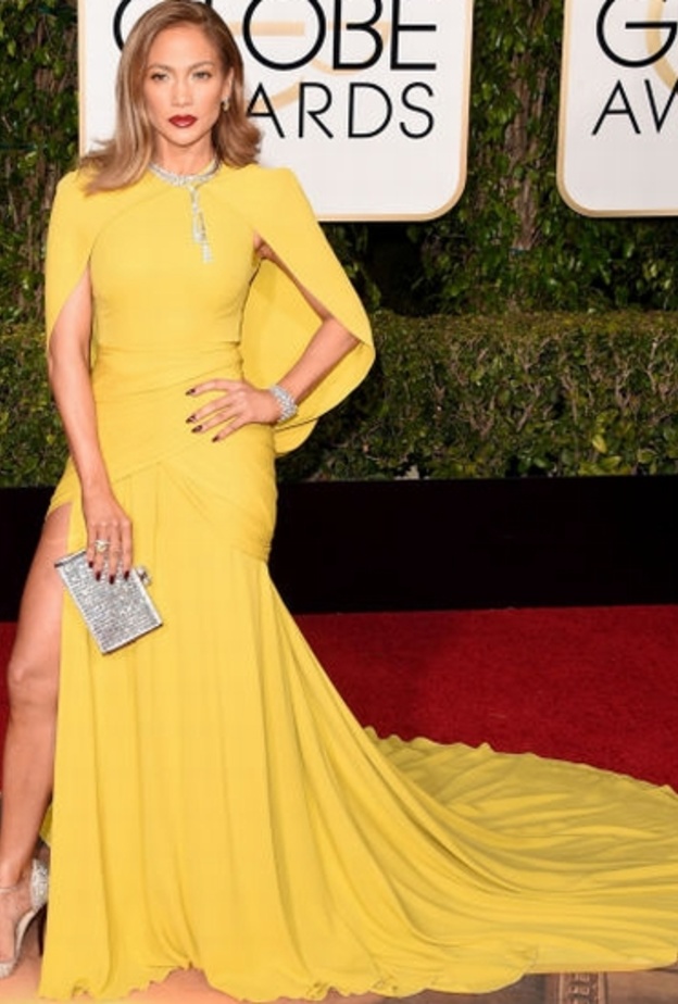 فستان أصفر ترتديه جنيفر لوبيز