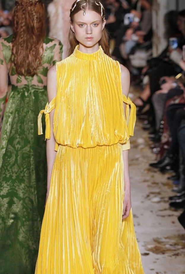 فستان امل كلوني في مهرجان كان من دار فيرساتشي