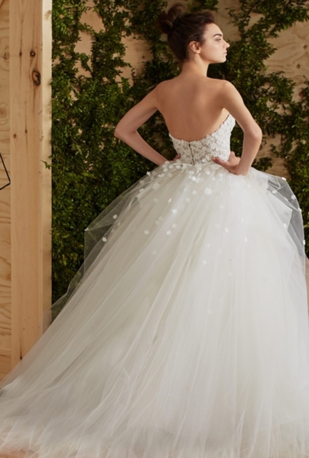 فستان بتنورة منفوشة وظهر مكشوف من كارولينا هيريرا Carolina Herrera