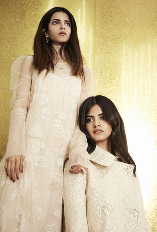 فستان بطبقة شفافة مزخرفة وسترة من القماش المشغول بتقنية جاكار مزينة بالأزهار من سيمون روشا