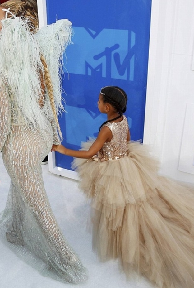 فستان بيونسي وبلو ايفي من الخلف