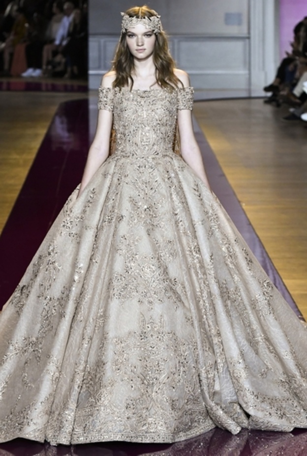 فستان ذهبي من مجموعة زهير مراد 