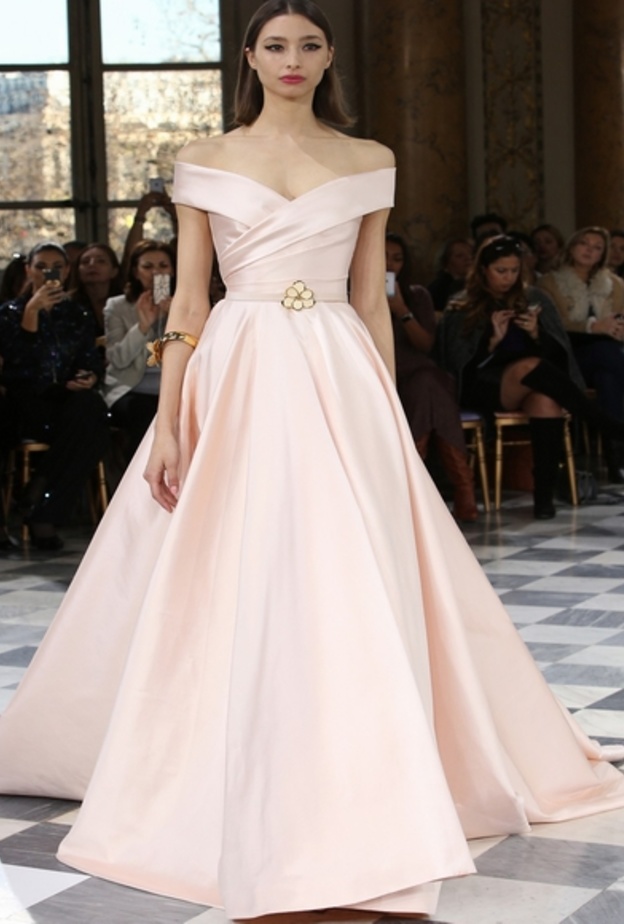 فستان من جورج حبيقة  بلون برتقالي  