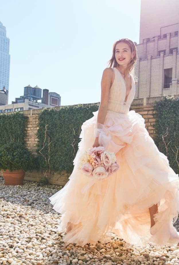 فستان زفاف بلون مشمشي من كارولينا هيريرا