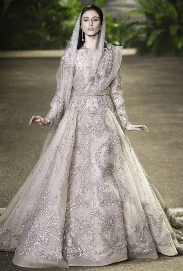 فستان زفاف فضي من ايلي صعب