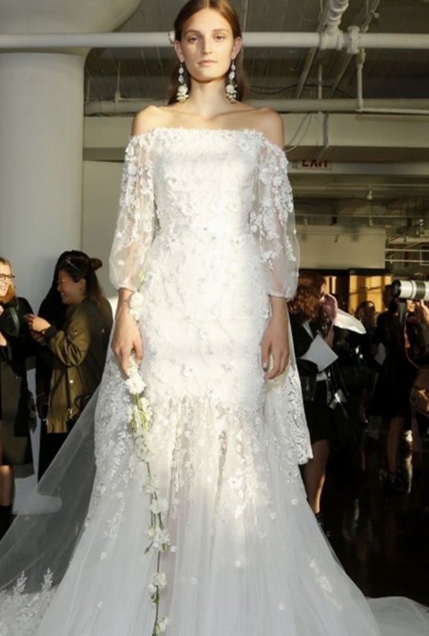 فستان زفاف مع اكمام مميزة و تنورة تتسع من الاسفل من ماركيزا Marchesa