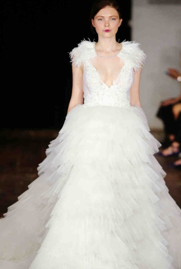 فستان عرس مزين بالريش على اكتافه من مجموعة Rivini لخريف 2017