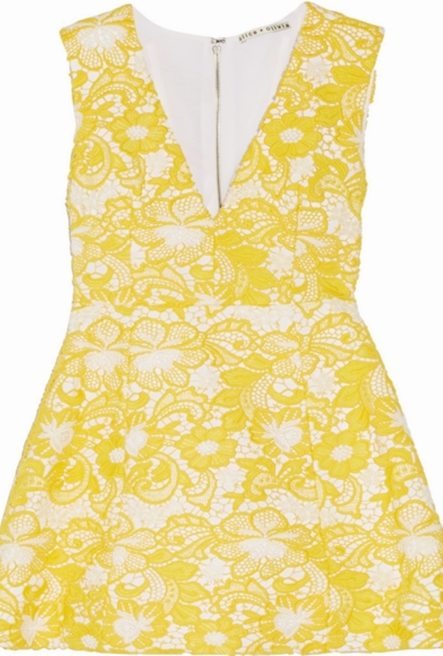 فستان من الدانتيل الأصفر والأبيض من ALICE + OLIVIA