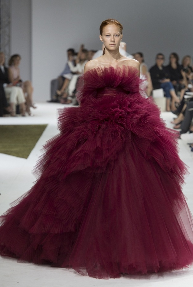 فستان من بوربيري RUNWAY   BURBERRY LONDON ENGLAND 