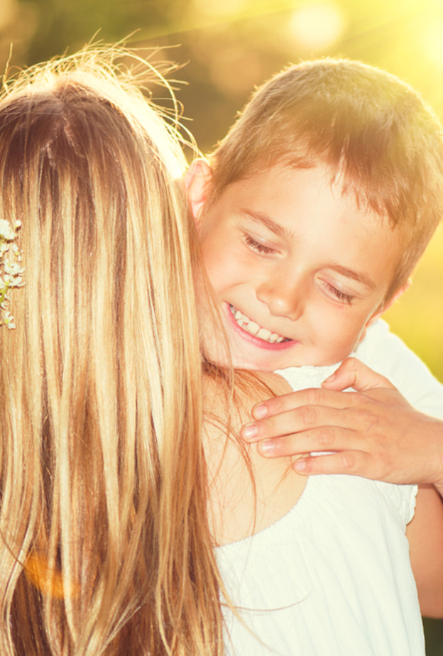 فوائد العناق للطفل